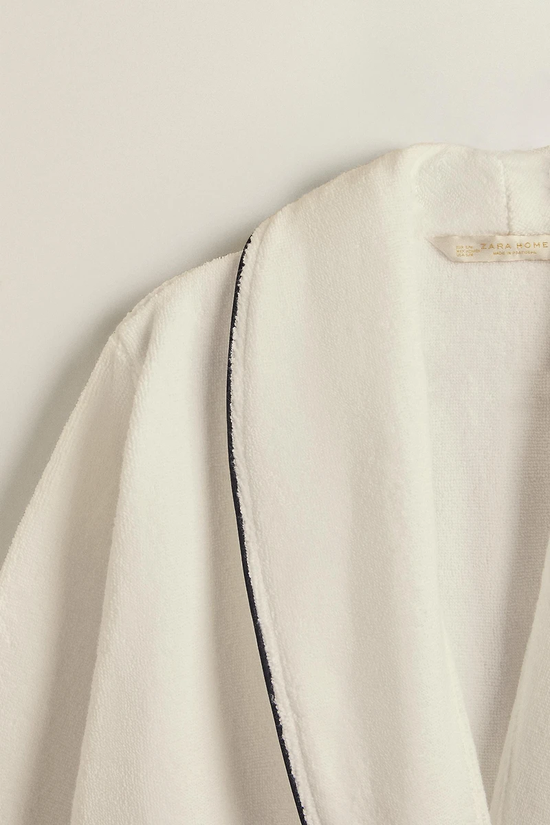 BATHROBE WITH PIPING (400 GXM²)