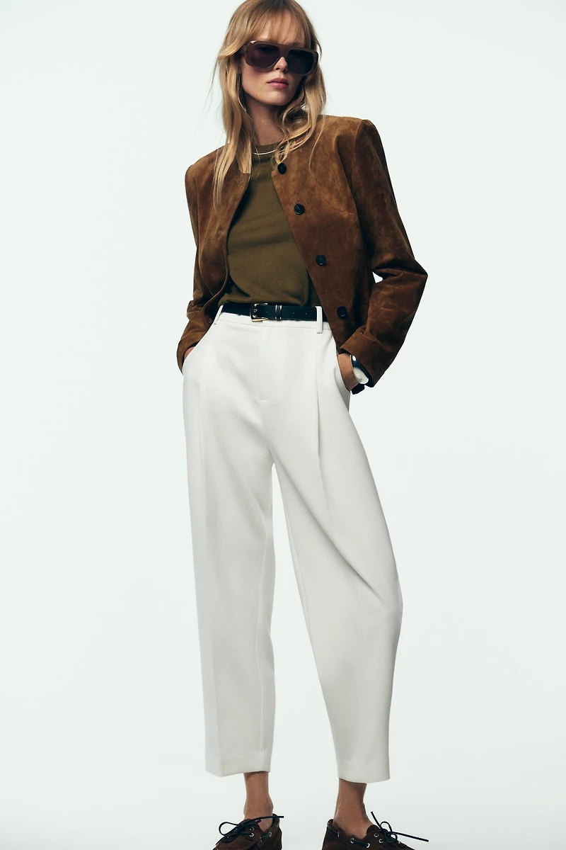 PANTALON À PINCES ET CEINTURE
