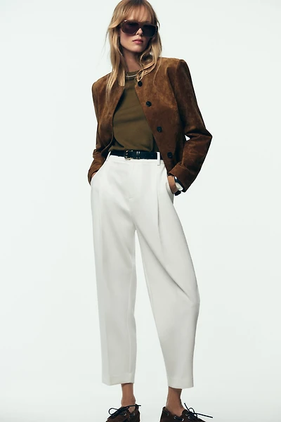 PANTALON À PINCES ET CEINTURE
