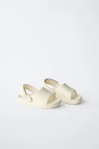 CLAQUETTES EN CAOUTCHOUC
