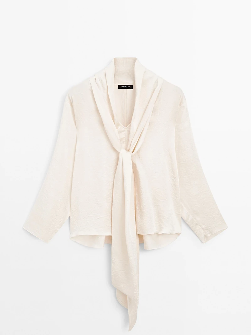 Flowing blouse with tie