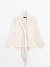 Flowing blouse with tie