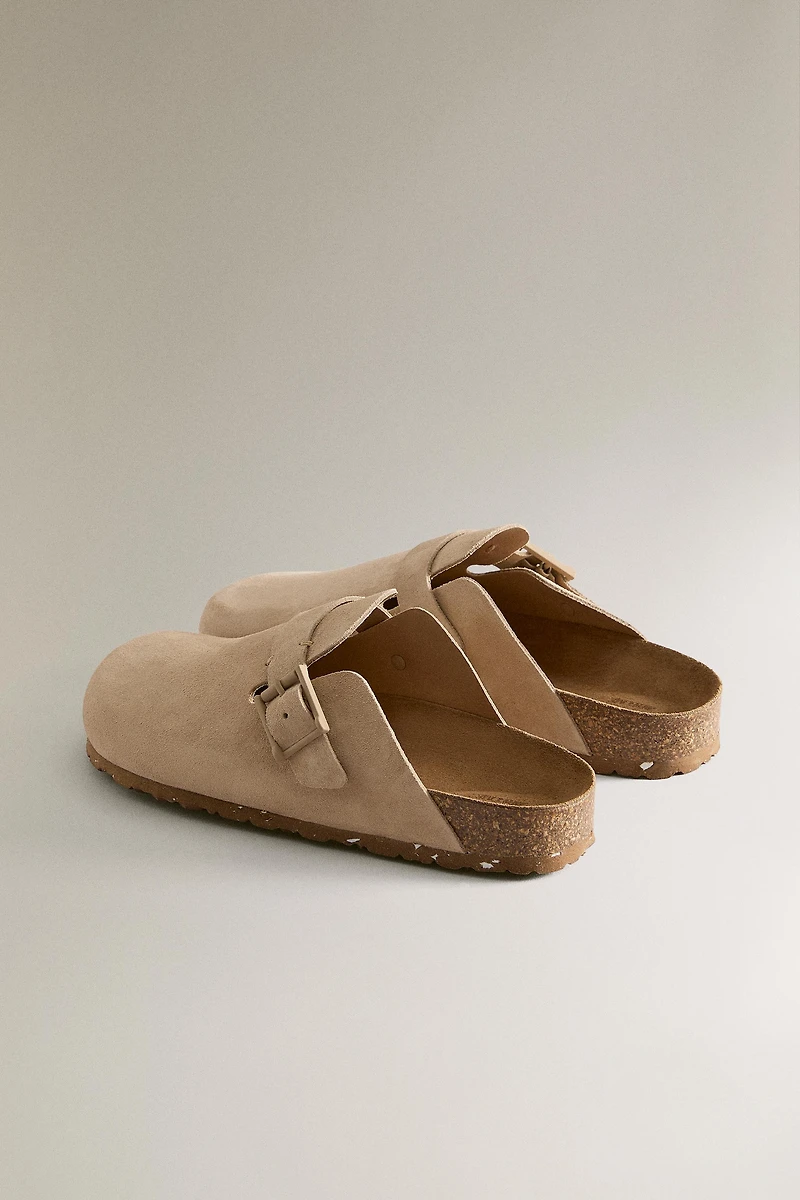LEATHER CLOGS WITH BUCKLE DETAIL AND TOPSTITCHING