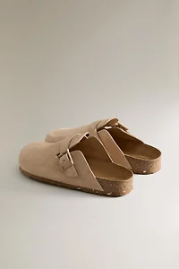 LEATHER CLOGS WITH BUCKLE DETAIL AND TOPSTITCHING