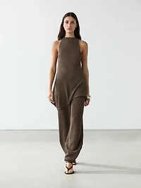 Total look asymmetric halter knit top
