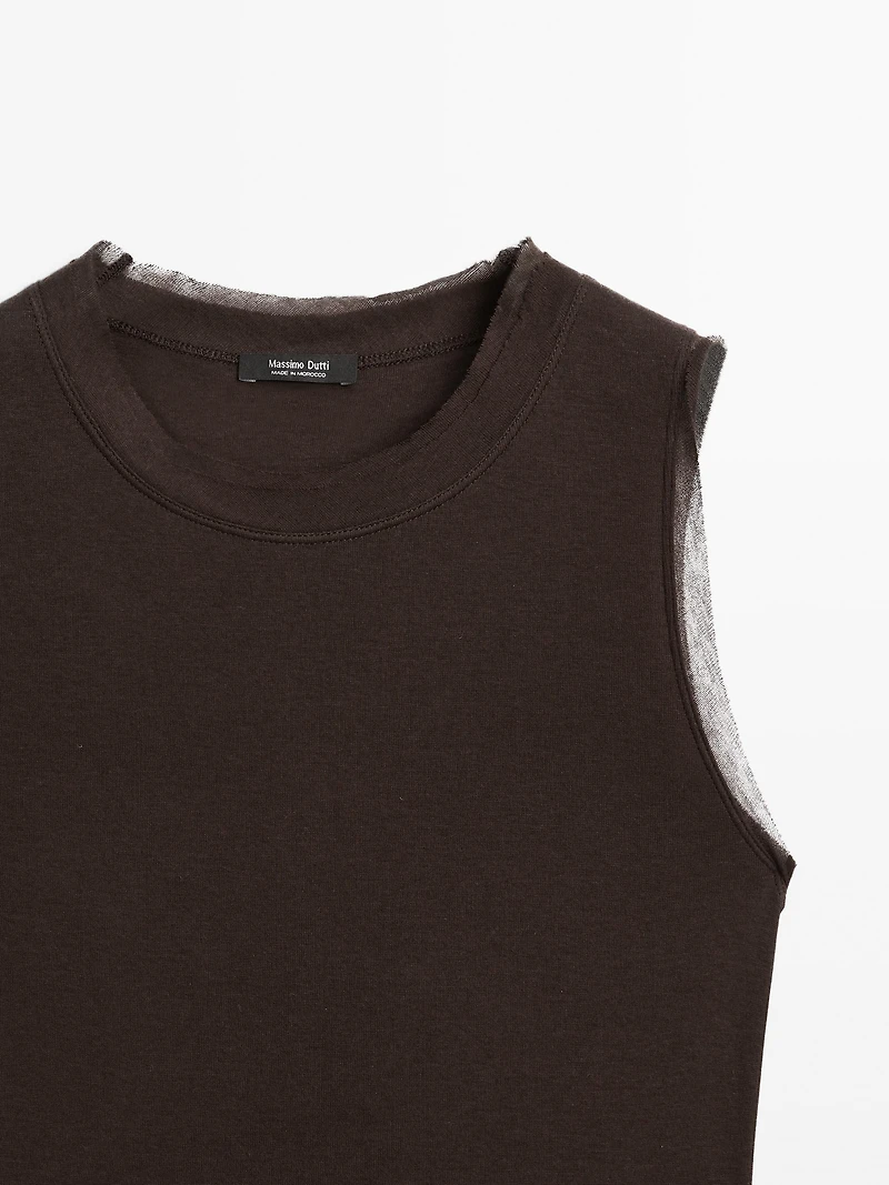 Sleeveless T-shirt with double piping
