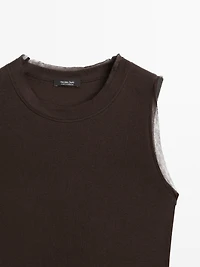 Sleeveless T-shirt with double piping
