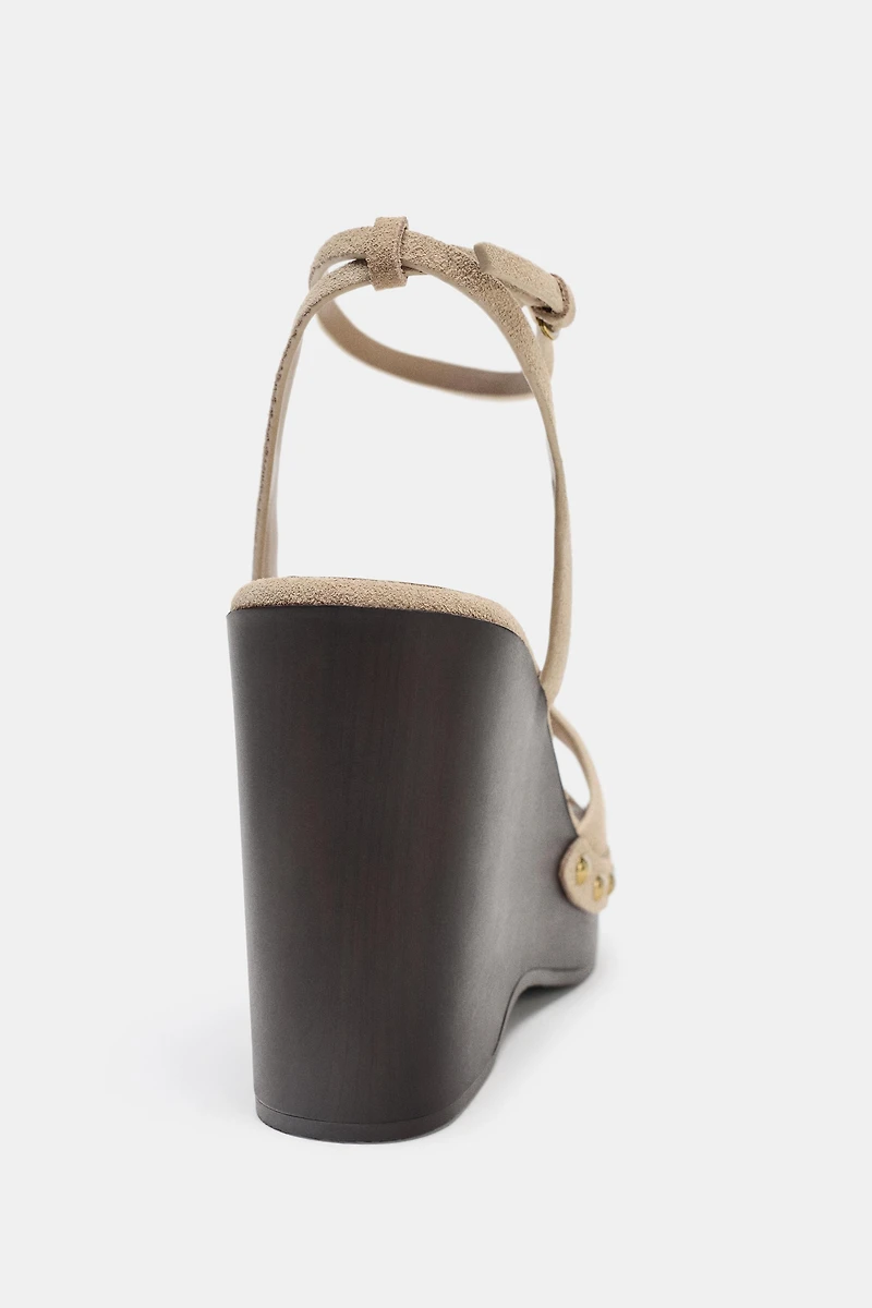 SANDALES À CLOUS EN DAIM