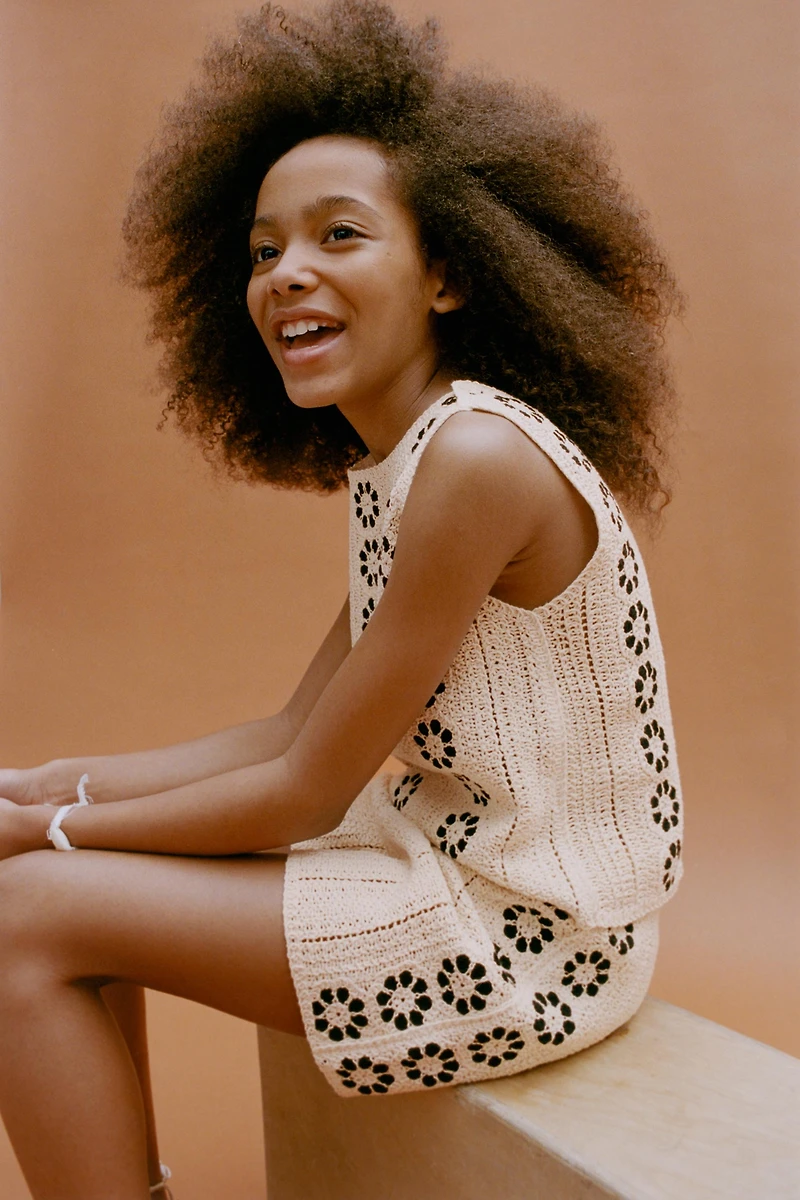 CROCHET FLORAL KNIT TOP