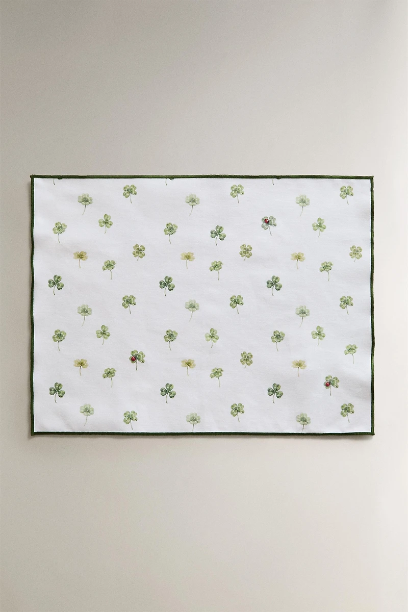 RESIN-COATED CLOVER PLACEMAT