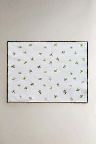 RESIN-COATED CLOVER PLACEMAT