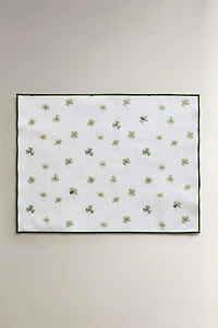 RESIN-COATED CLOVER PLACEMAT