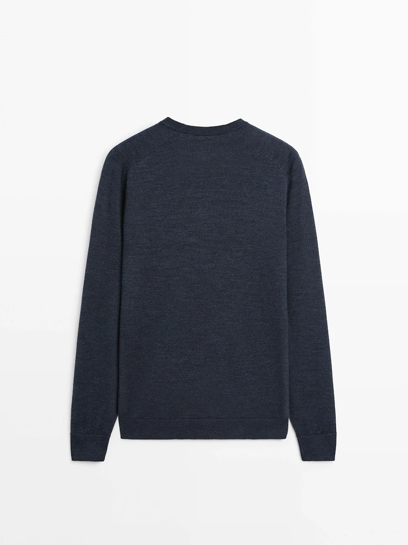 Knit 100% merino wool sweater with crew neck