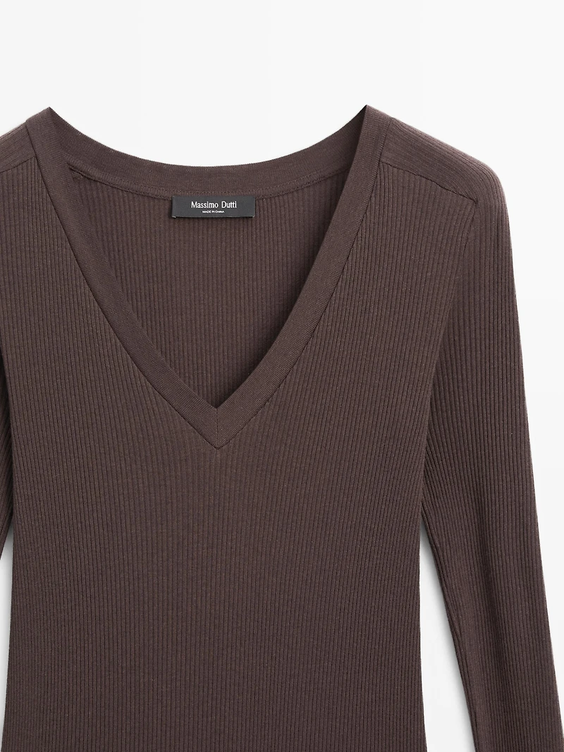 Ribbed V-neck T-shirt with long sleeves