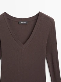 Ribbed V-neck T-shirt with long sleeves