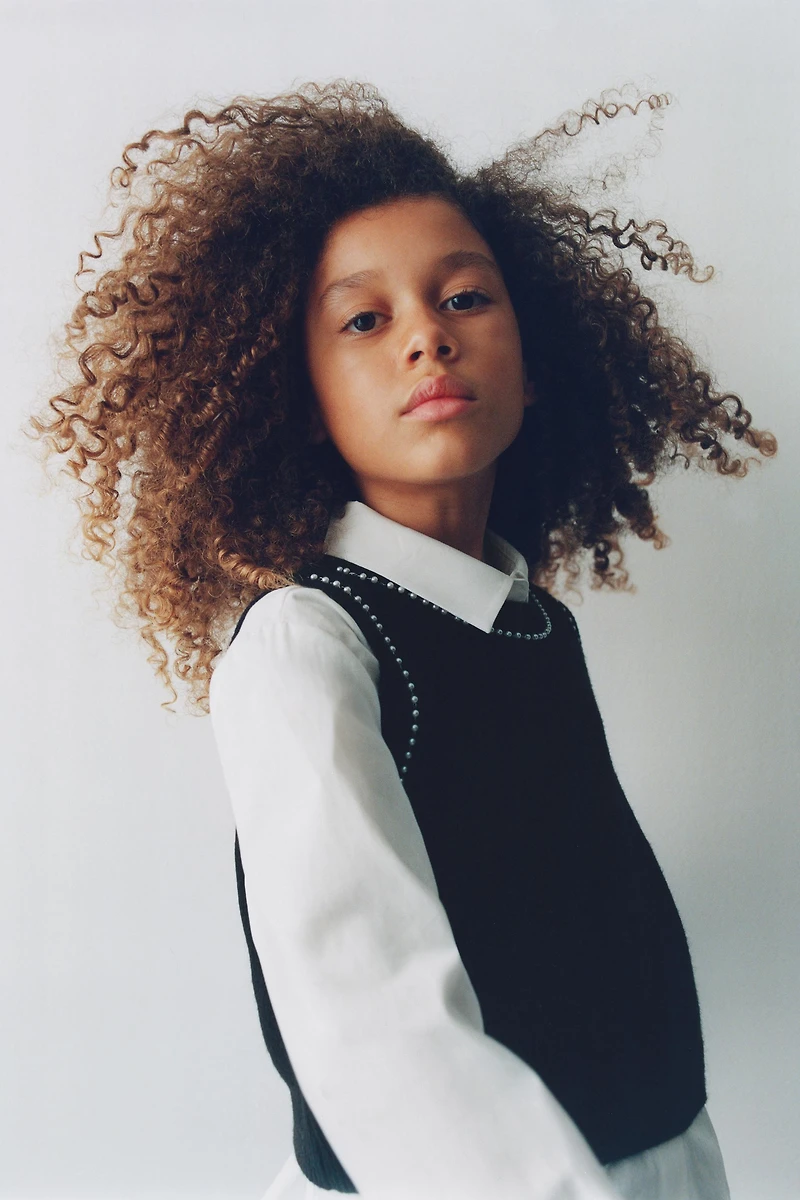 CHEMISE UNIE AVEC GILET EN MAILLE ET PERLES