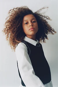 CHEMISE UNIE AVEC GILET EN MAILLE ET PERLES