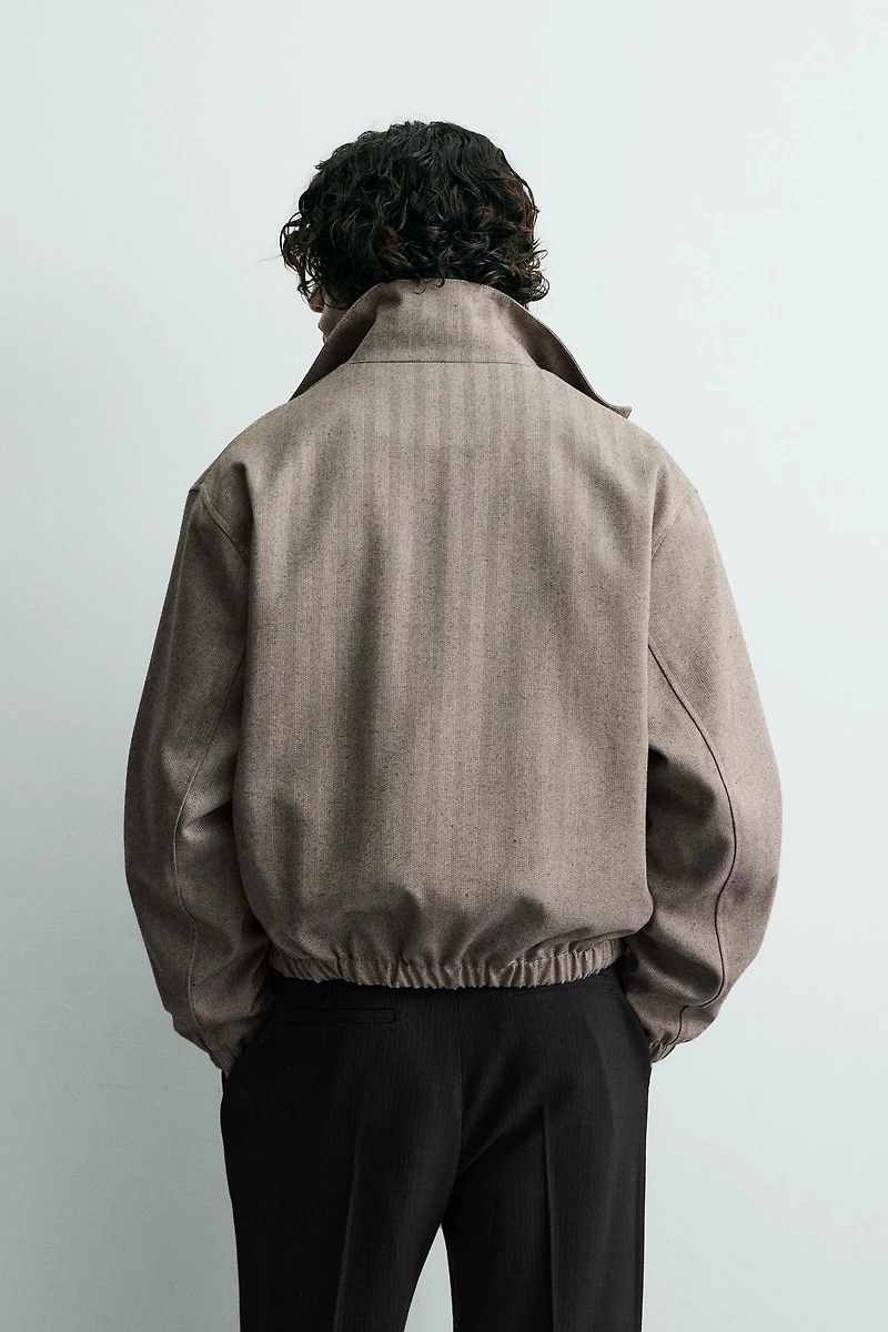 BLOUSON COURT COUPE STRUCTURÉE À CHEVRONS