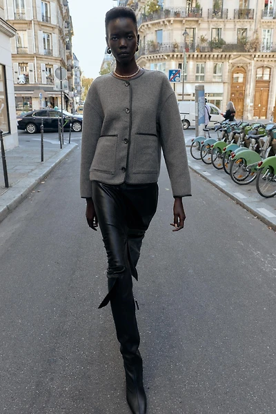 VESTE RÉVERSIBLE À LISERÉS EN MATIÈRE SYNTHÉTIQUE