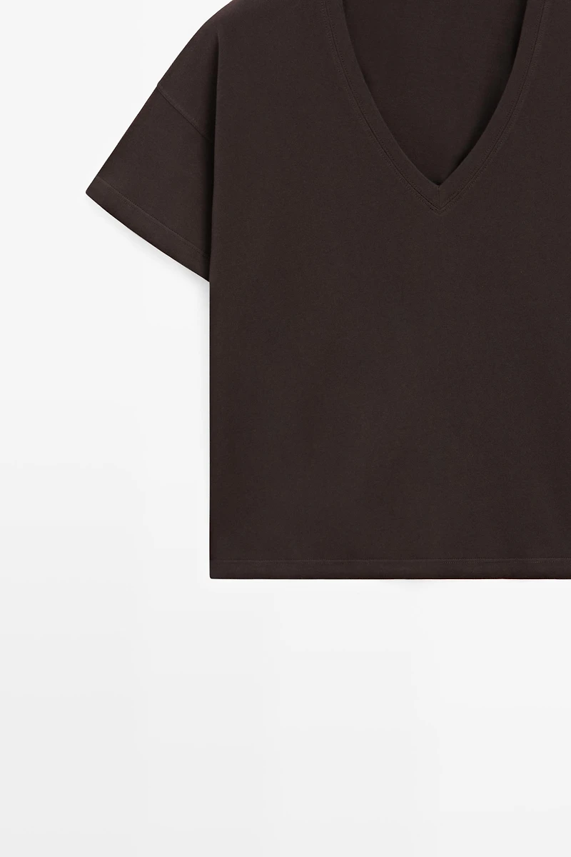 Flowing cropped fit V-neck T-shirt