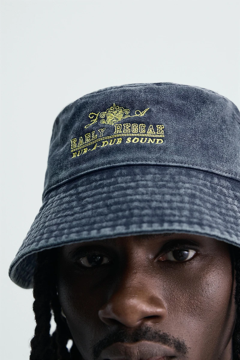 CONTRAST EMBROIDERED WASHED BUCKET HAT