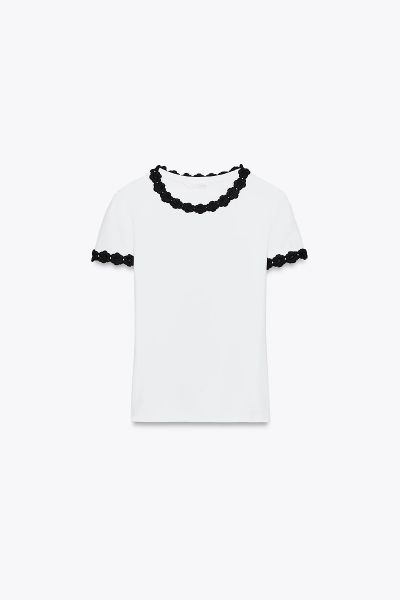 FLOWER TRIM T-SHIRT