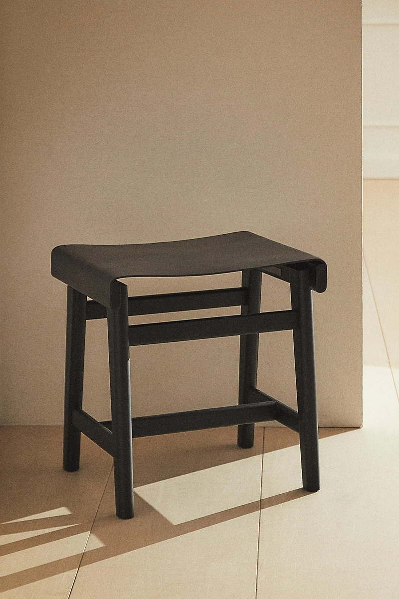 STOOL 01