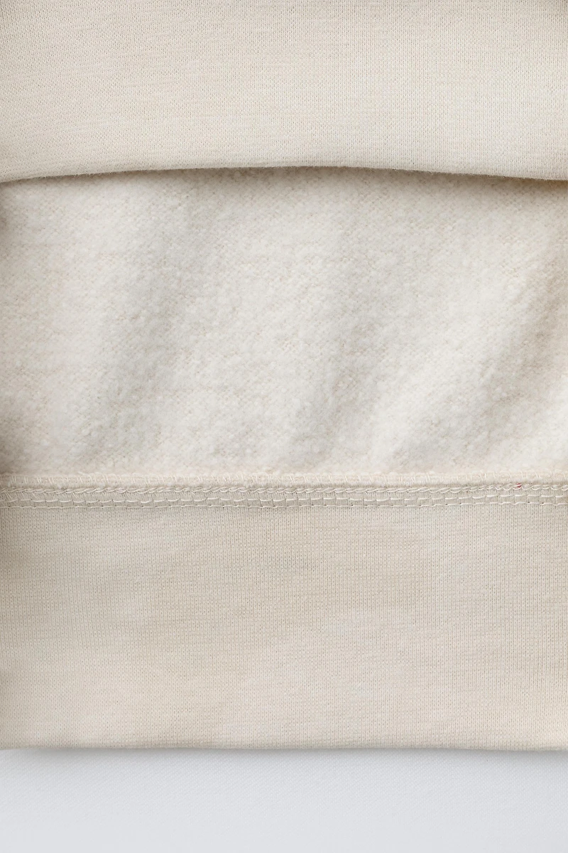 BASIC TEXT AND LABEL SWEATSHIRT