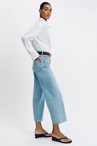 HIGH-WAISTED WIDE LEG CROPPED BELTED JEANS
