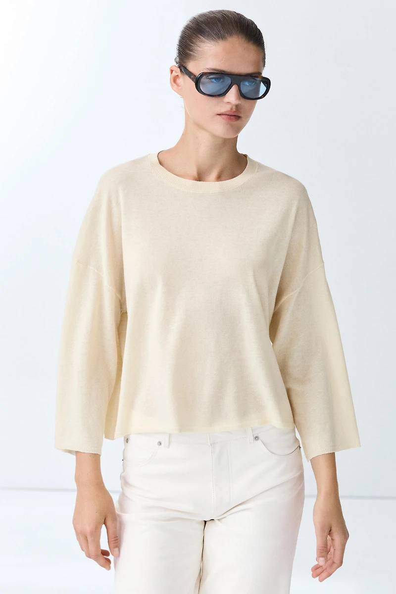 Round neck knit sweater