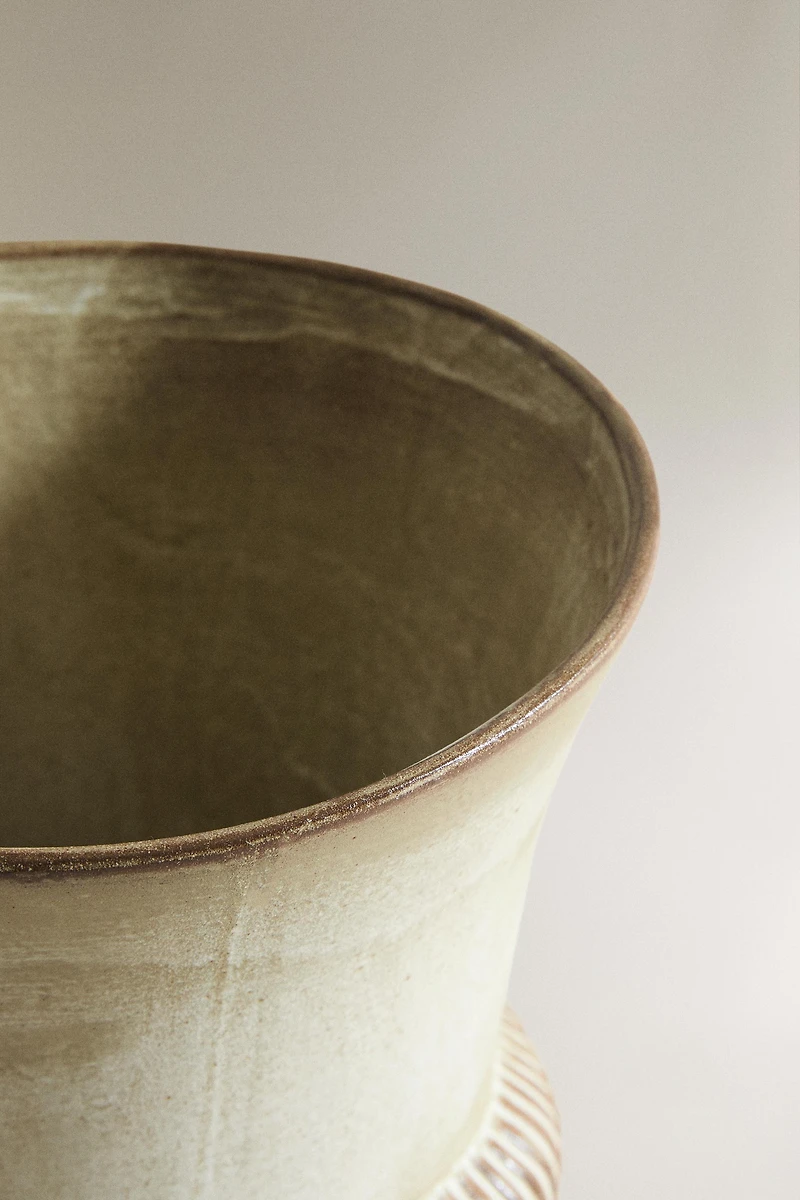 DECORATIVE CERAMIC VASE