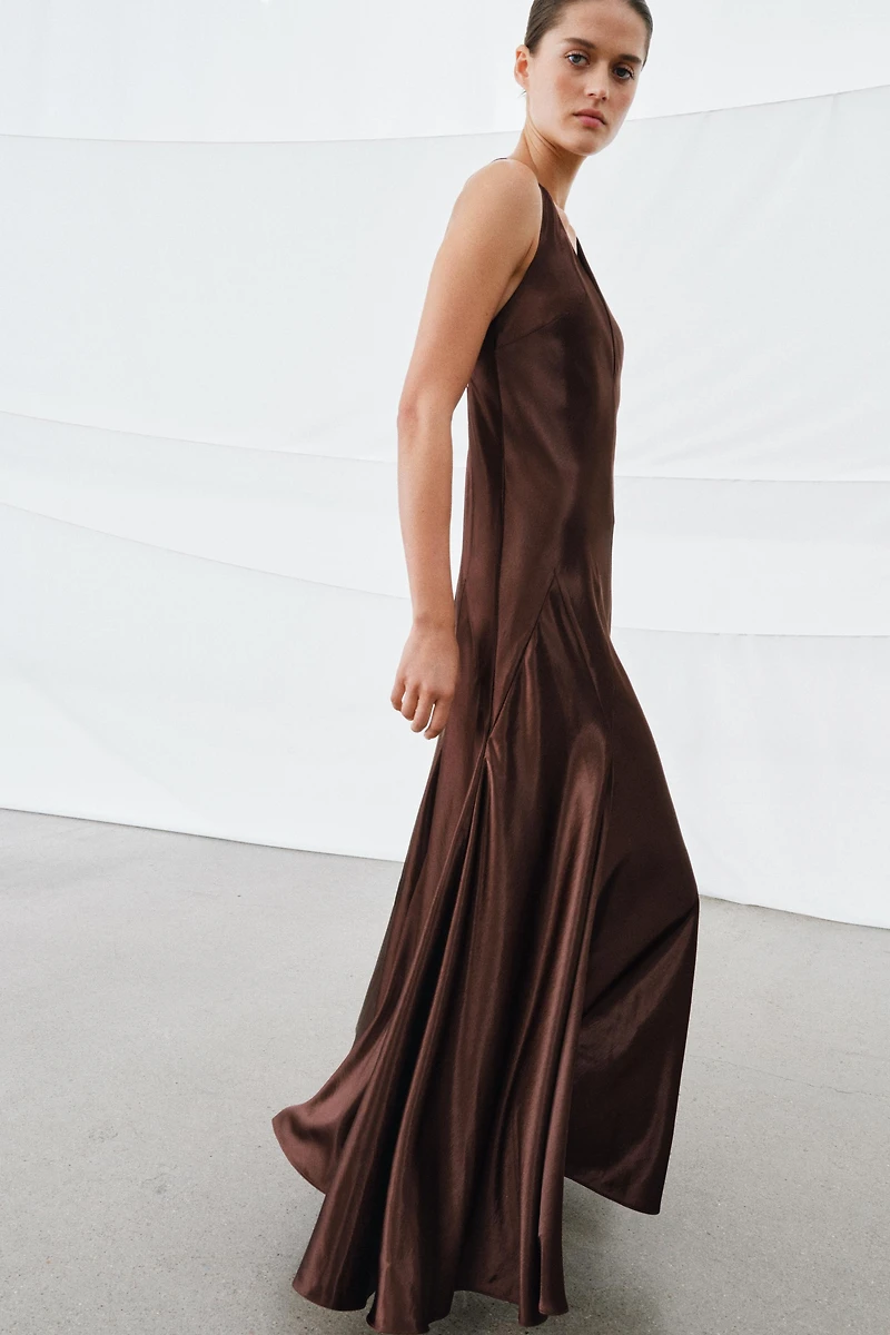 ROBE LONGUE SATINÉE AVEC VOLUME