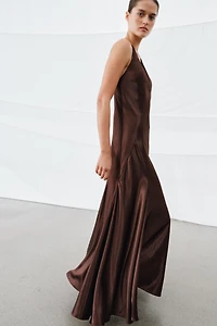 ROBE LONGUE SATINÉE AVEC VOLUME