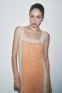 ROBE STRUCTURÉE BRODERIES DENTELLE