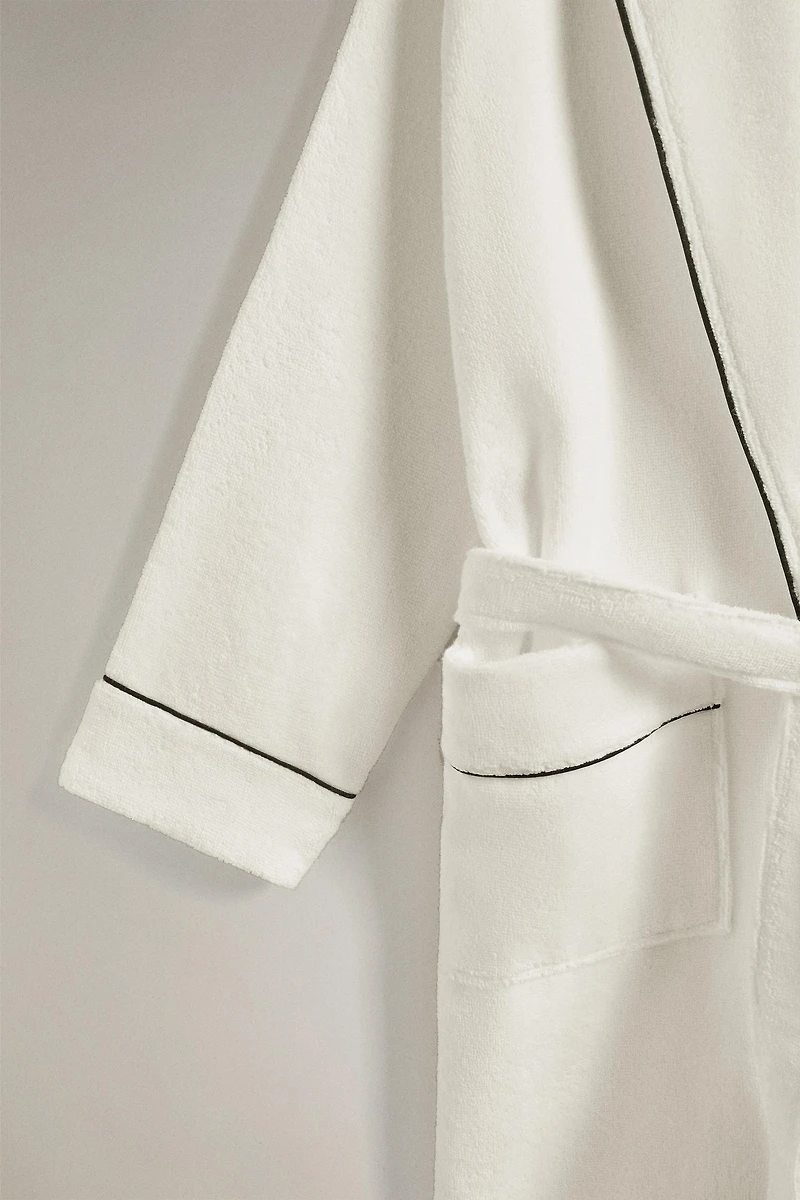 BATHROBE WITH PIPING (400 GXM²)