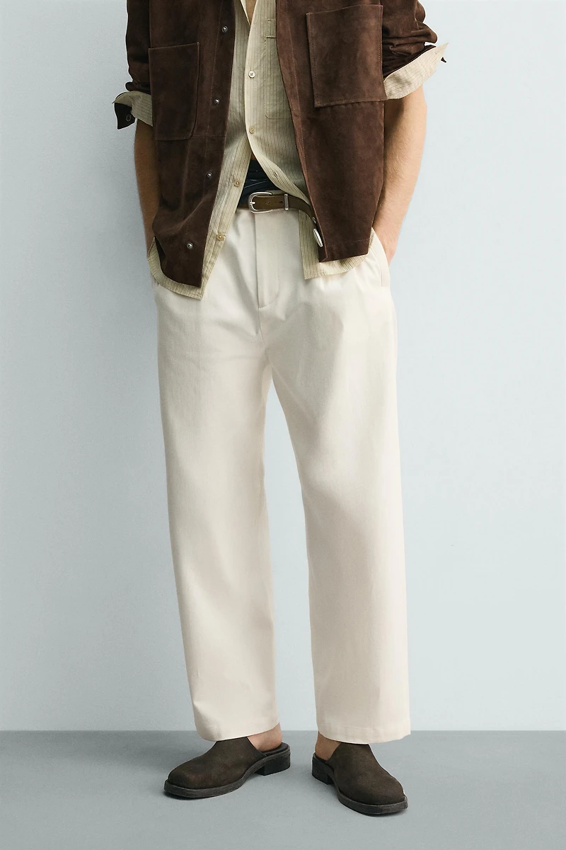 PLEATED WIDE FIT CHINO PANTS