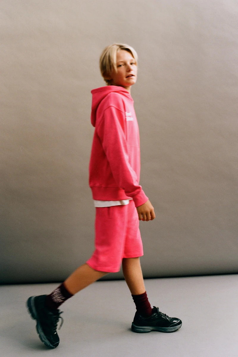 ENSEMBLE SWEAT À CAPUCHE ET BERMUDA INSCRIPTION