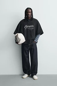 POLO STRUCTURÉ AVEC TEXTE BRODÉ