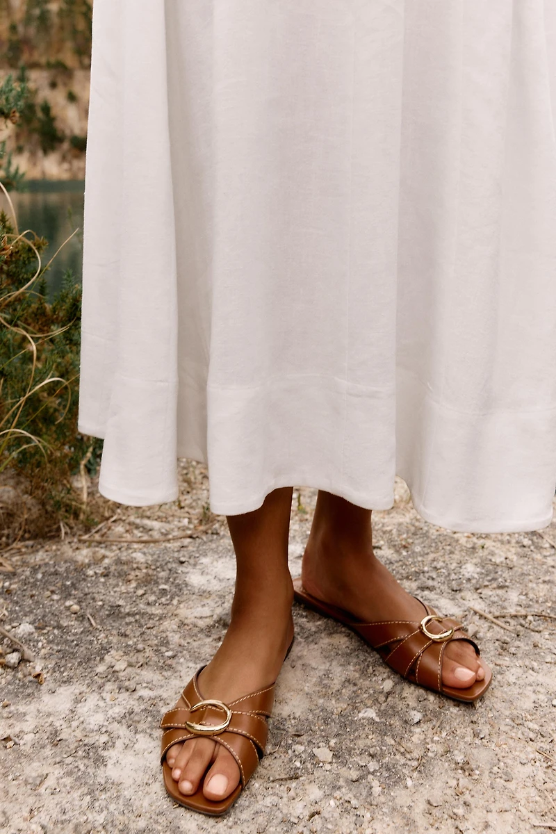 CROSSED SANDALS WITH METALLIC DETAIL
