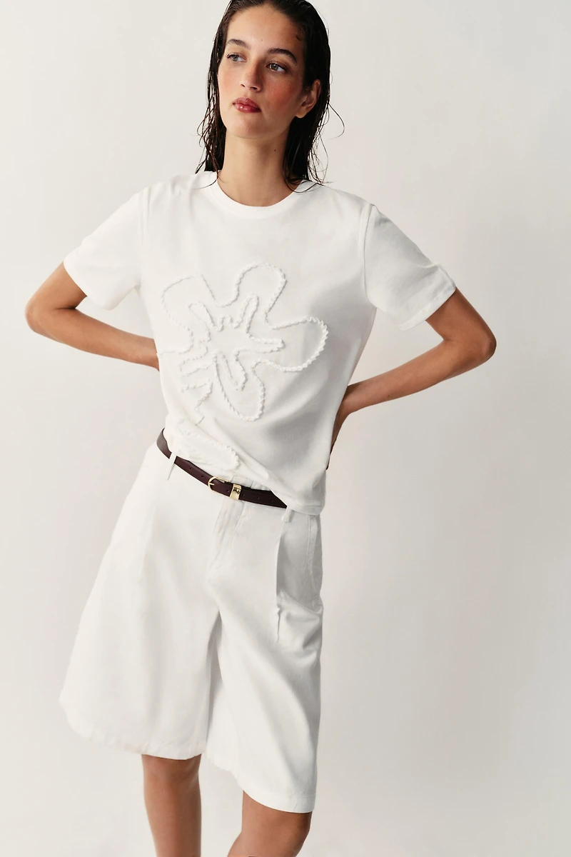 T-SHIRT À FLEUR EN RELIEF