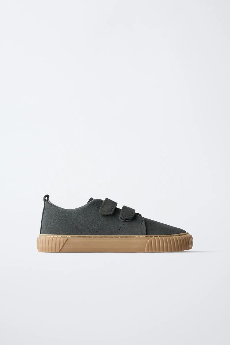 TENNIS AVEC BRIDES EN CUIR PIEDS NUS