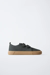 TENNIS AVEC BRIDES EN CUIR PIEDS NUS