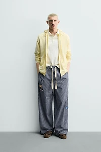 PANTALON RELAXED FIT À CARREAUX ET PIÈCES