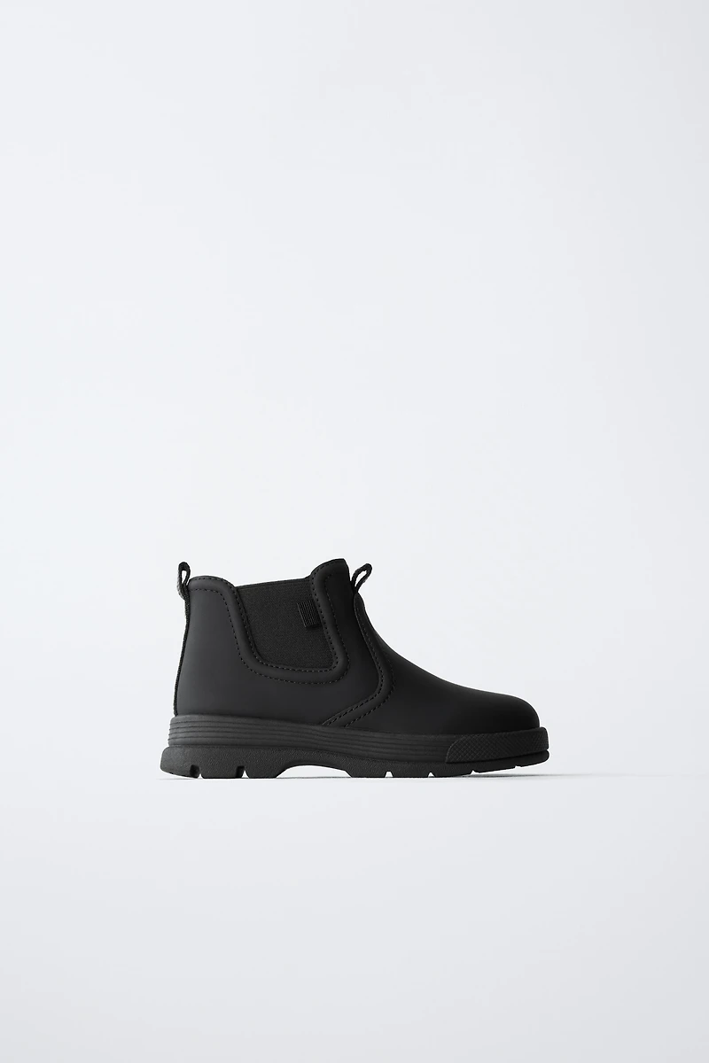 RUBBERIZED BOOTS