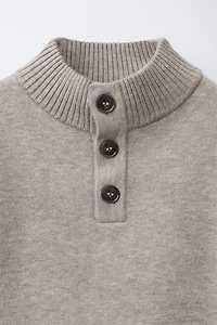 PULL EN MAILLE À BOUTONS