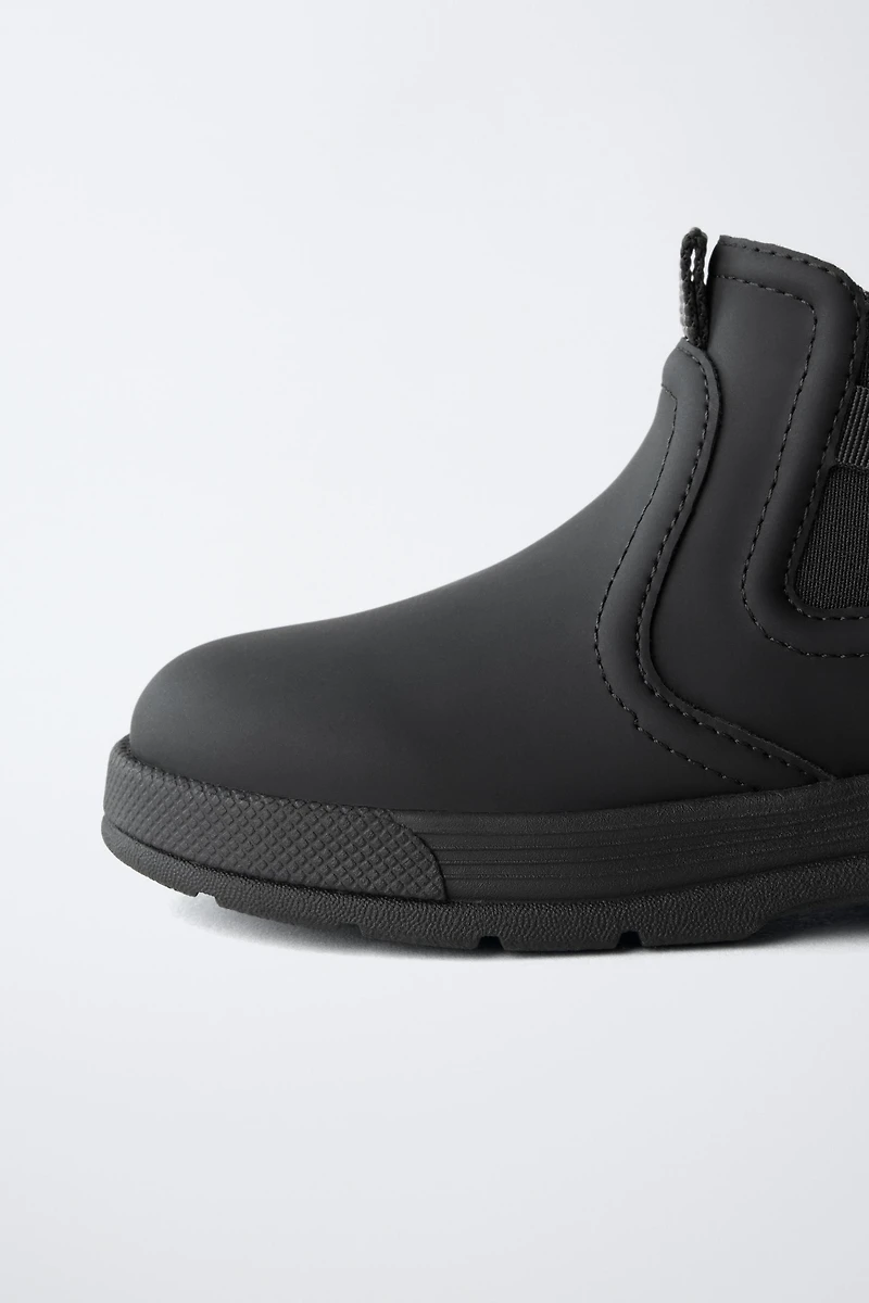 RUBBERIZED BOOTS