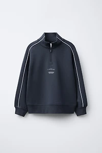 SWEAT AVEC INSCRIPTION ET LISERÉS EN CONTRASTE