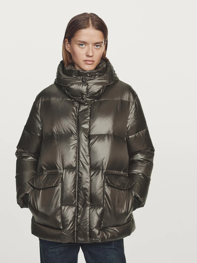 Short water-repellent shiny down jacket
