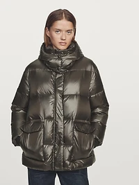 Short water-repellent shiny down jacket