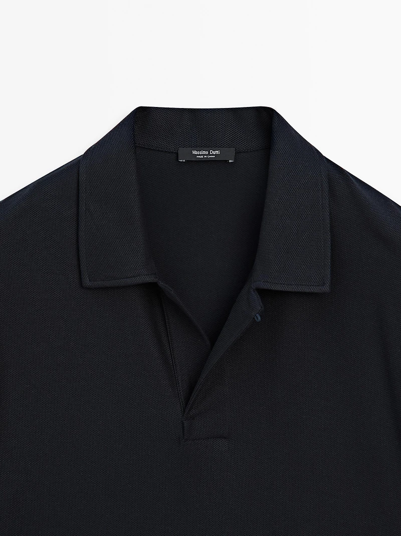 Polo texturé bouton dissimulé